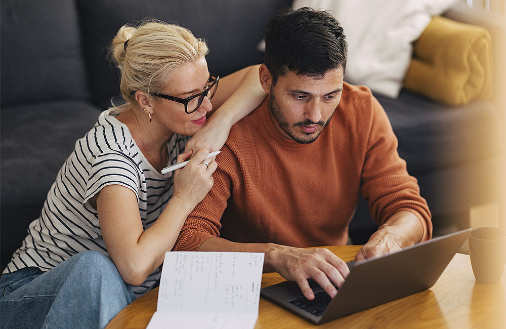 Een koppel bekijkt hun mogelijkheden op een laptop