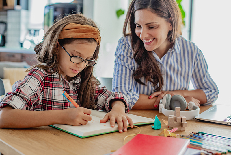 Een meisje wordt onder begeleiding geholpen met haar huiswerk