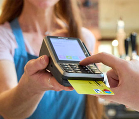 Een klant betaalt met de bankkaart via een betaalterminal