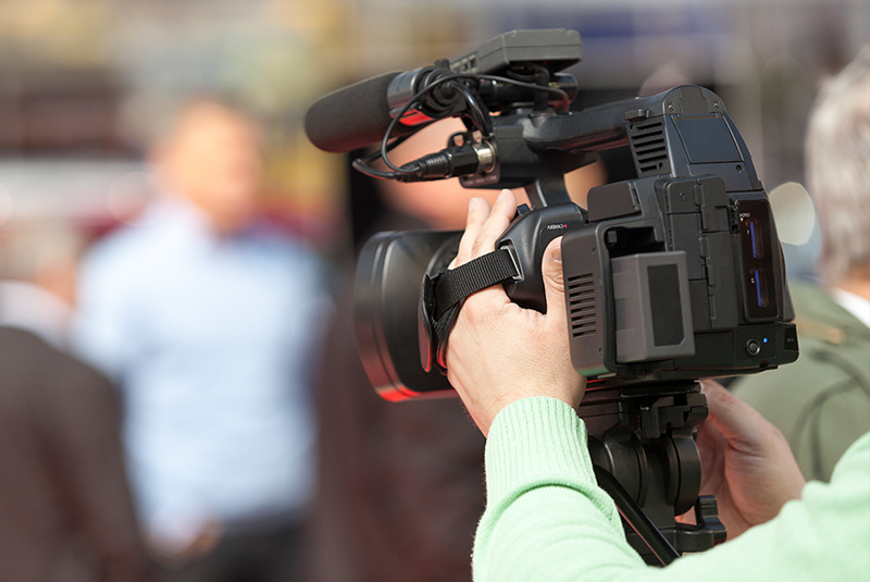 Een cameraman is klaar voor een opname