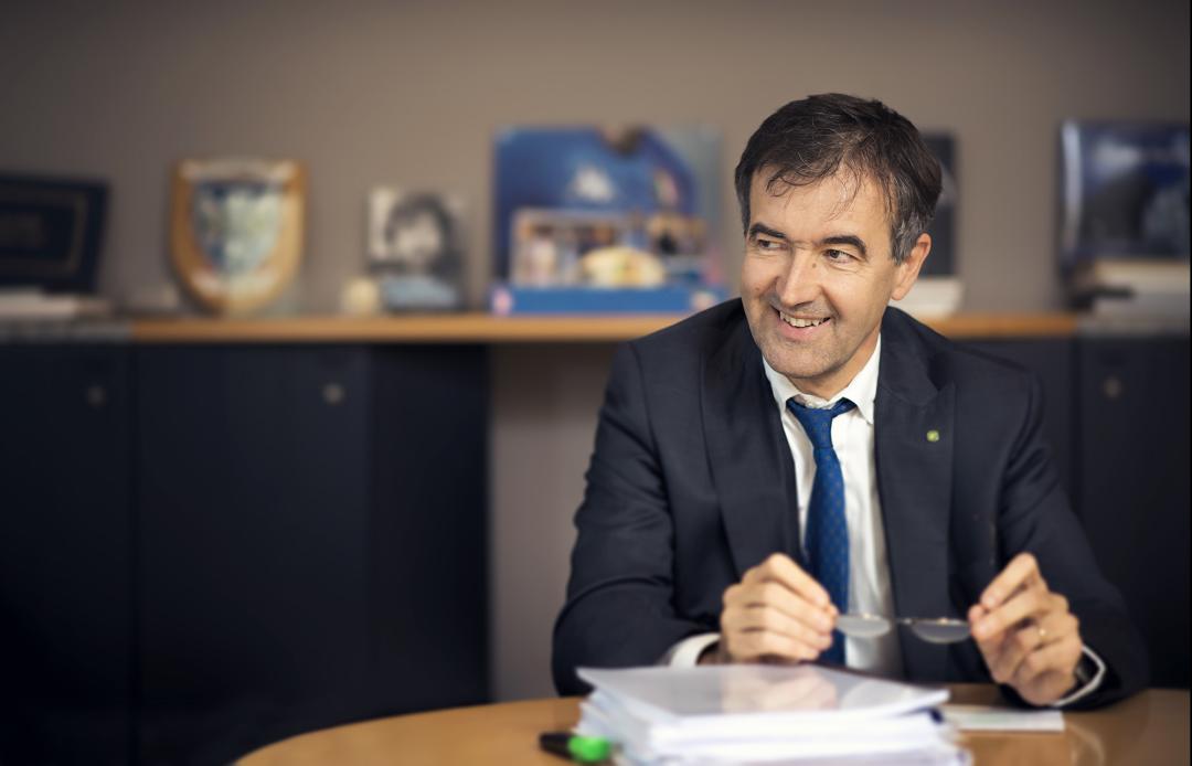 Philippe Voisin aan zijn bureau