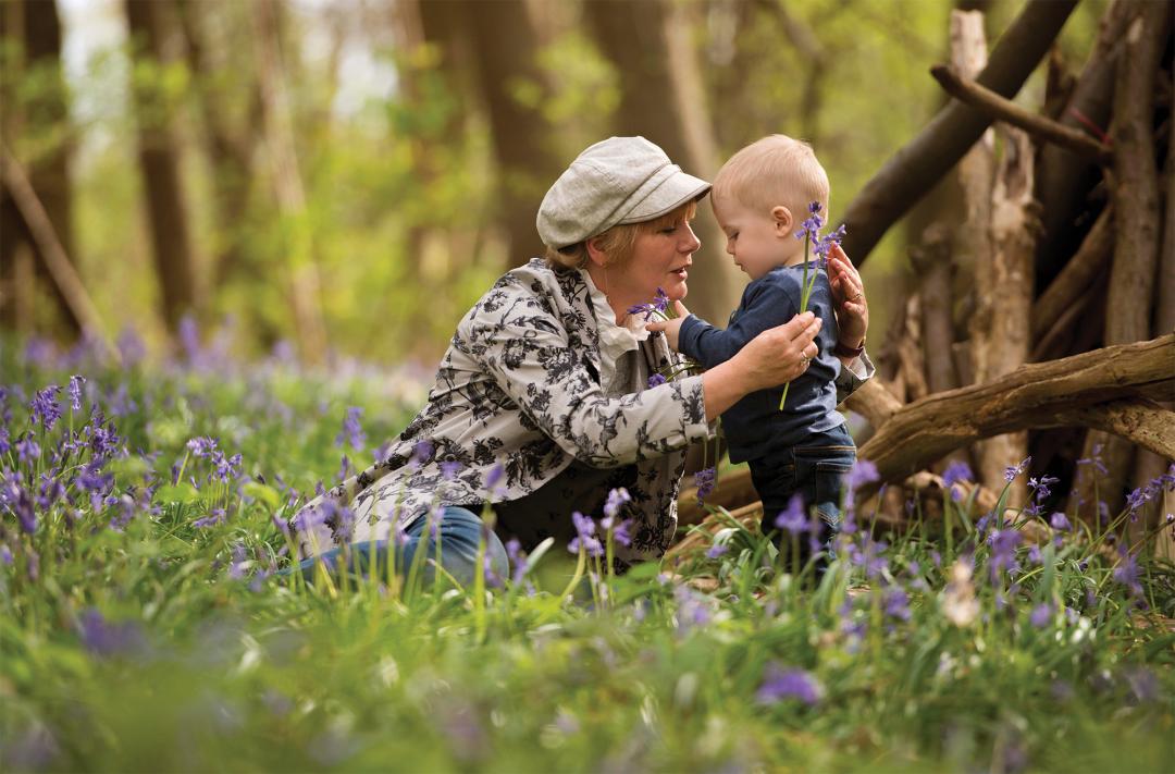 Mama met haar klein zoontje tussen de bloemen