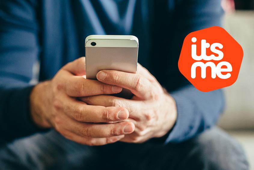 Logo van itsme op een afbeelding van een man met smartphone in zijn handen