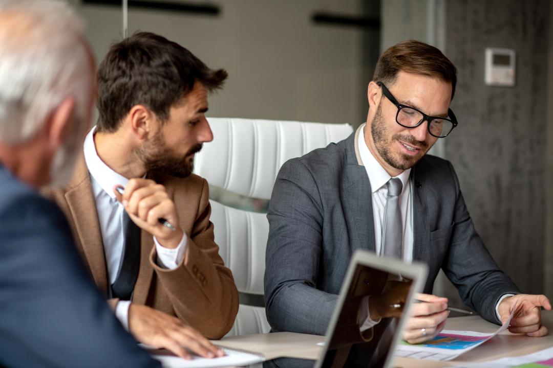 3 zakenmannen in gesprek op kantoor