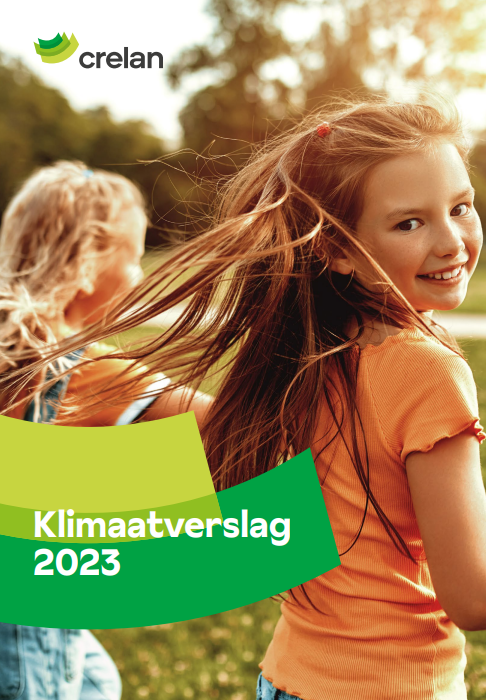 2 kleine meisjes genieten van het mooie weer
