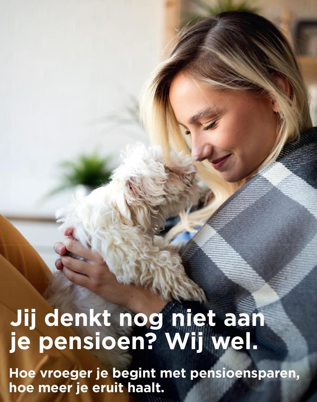 Crelan-campagnebeeld voor pensioensparen van een vrouw met haar hondje op de schoot