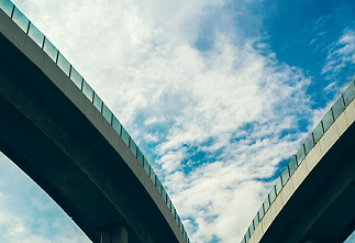 2 hoge bruggen bij bewolkt weer