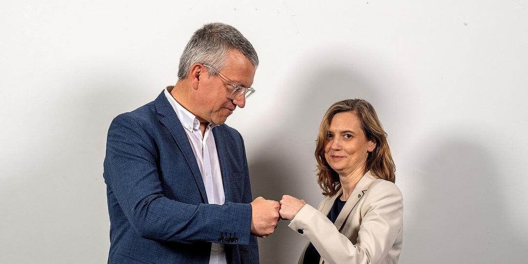 Tiny en Pieter geven een vuistje