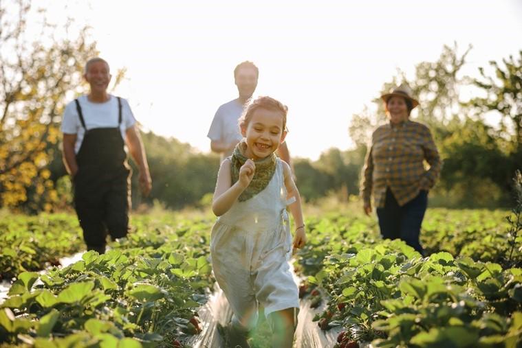 Jeune fille court dans un champs