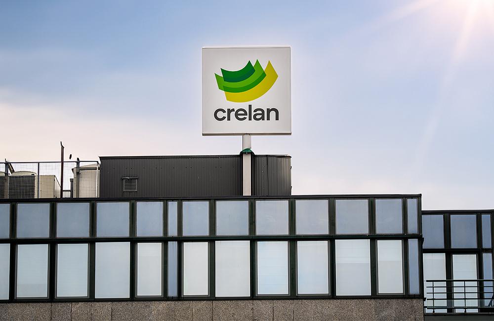 Siège social à Anderlecht avec le logo Crelan sur le toit