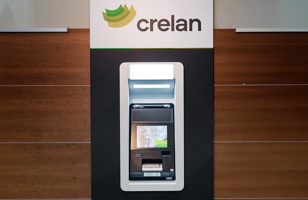 Distributeur Cash & More avec le logo Crelan