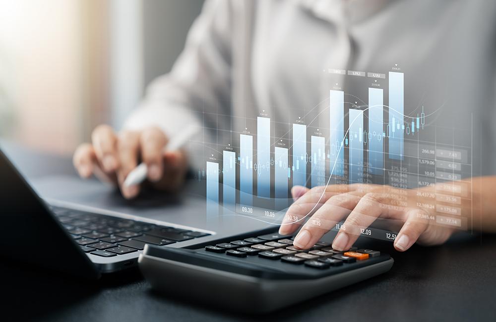 Une personne utilise une calculatrice et consulte des graphiques