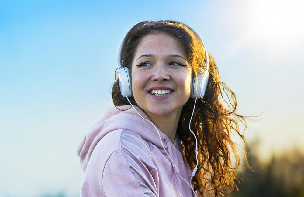 Une jeune fille de 18 ans, casque sur les oreilles, savoure son indépendance