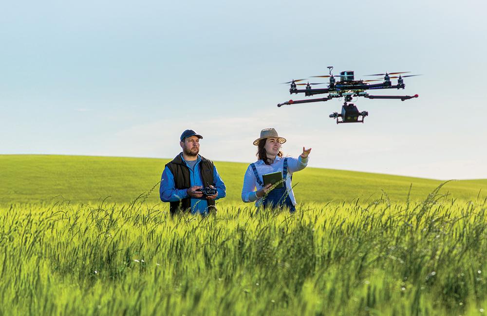 Een koppel landbouwers bekijkt hun oogst met een drone