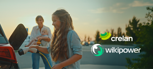 Une jeune fille charge une voiture électrique
