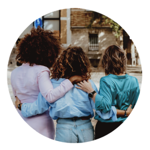 3 vriendinnen houden elkaar vast