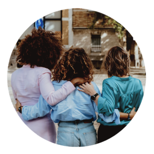 3 copines se tenant l'une l'autre