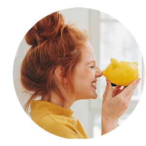 Image ronde d'une jeune femme avec une tirelire en forme de cochon jaune