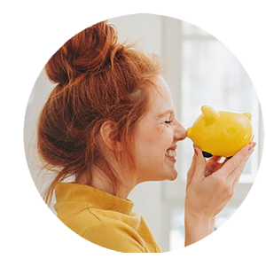 Image ronde d'une jeune femme avec une tirelire en forme de cochon jaune