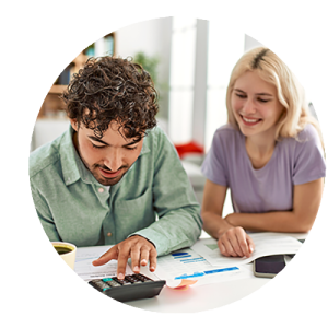 Image ronde d'un jeune couple consultant leurs plans d'épargne