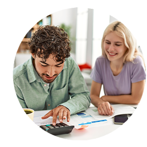 Image ronde d'un jeune couple consultant leurs plans d'épargne