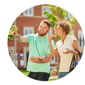 Image ronde d'un jeune couple cherchant une maison
