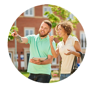 Image ronde d'un jeune couple cherchant une maison
