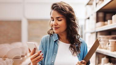  Une jeune vendeuse regarde son stock dans l'entrepôt