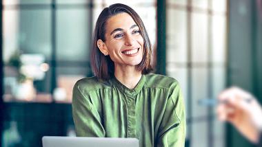 Une femme d'affaires satisfaite discutant au bureau