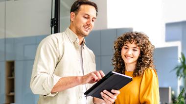 Un jeune couple vérifie ses dépenses sur une tablette