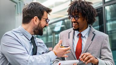 2 zakenmannen bespreken vrolijk hun bedrijfszaken