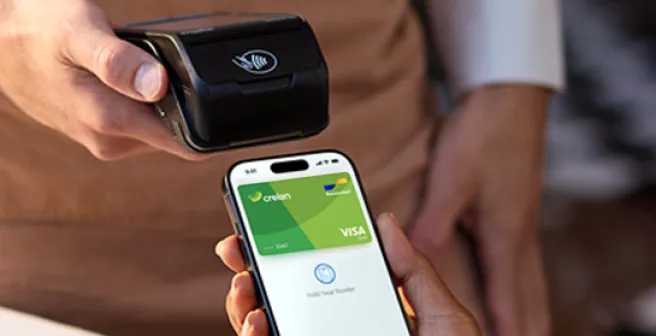 Een klant betaalt contactloos haar rekening via Apple Pay