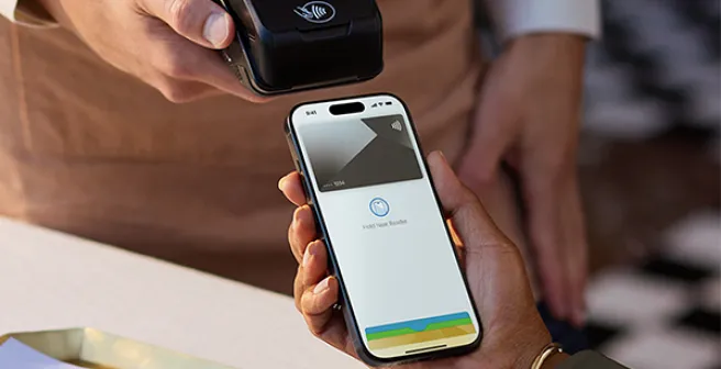 Een klant betaalt contactloos haar rekening via Apple Pay