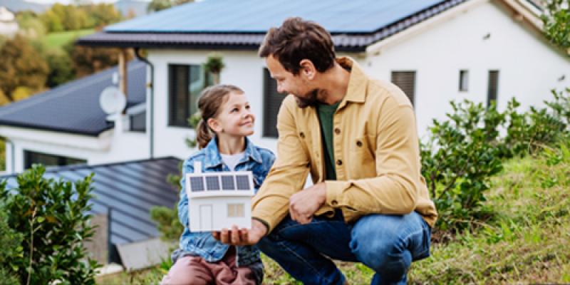 Jonge vader toont maquette van huis aan zijn dochtertje