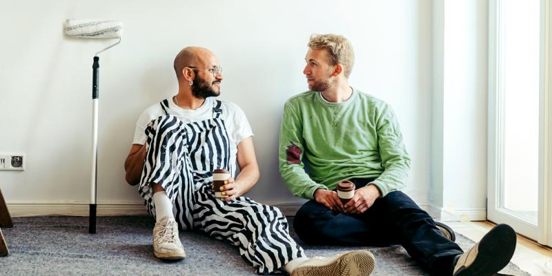 2 mannen pauzeren even tijdens de schilderwerken