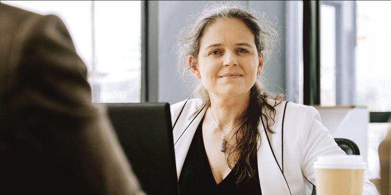 Une femme d'affaires parle à un client dans son bureau