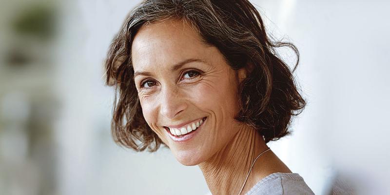 Vrouw tovert glimlach op haar gezicht