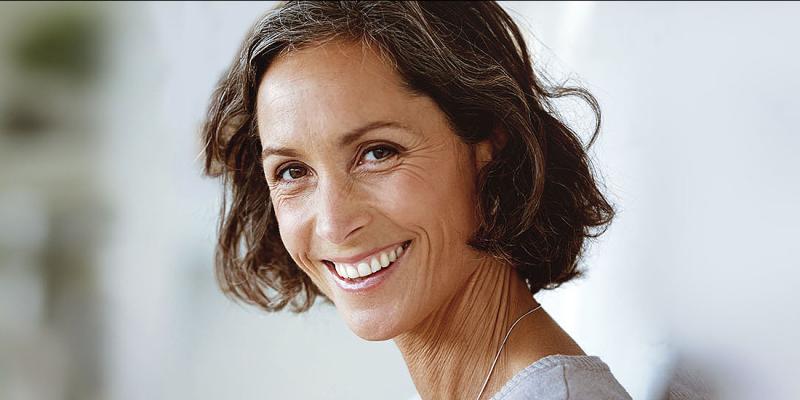 Een vrouw tovert glimlach op haar gezicht