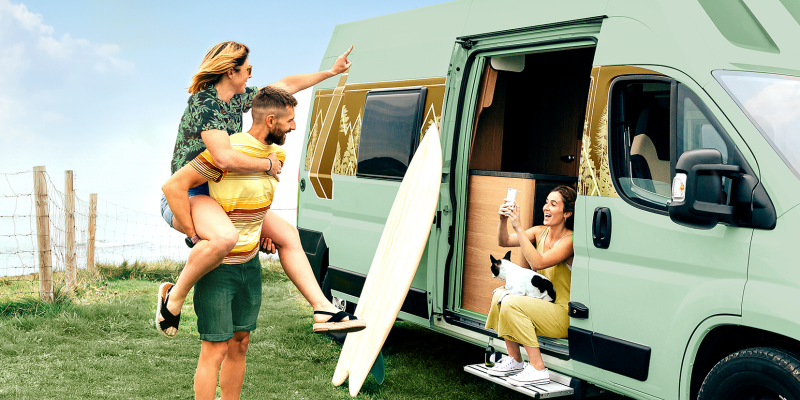 3 vrienden trekken een leuke vakantiefoto vanuit de mobilhome 