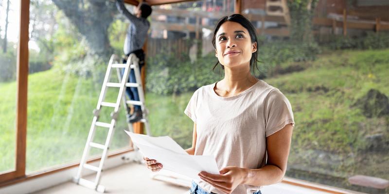 Jonge vrouw bekijkt haar verbouwingsplannen