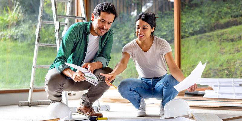 Jong koppel bekijkt hun verbouwingsplannen