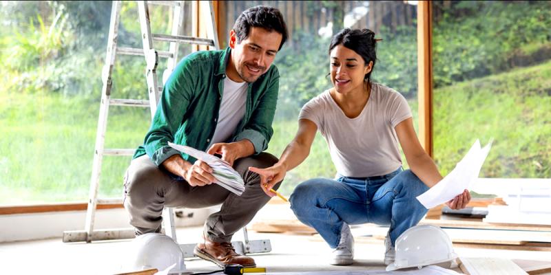 Un jeune couple examine ensemble ses projets de rénovation