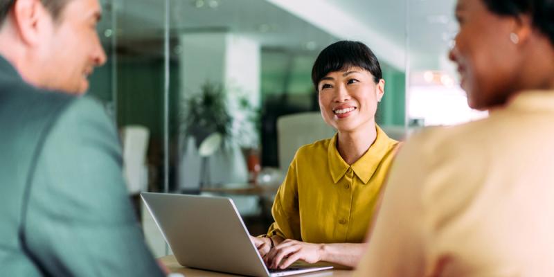 Kantoormedewerkster helpt een koppel met hun kredietkeuze