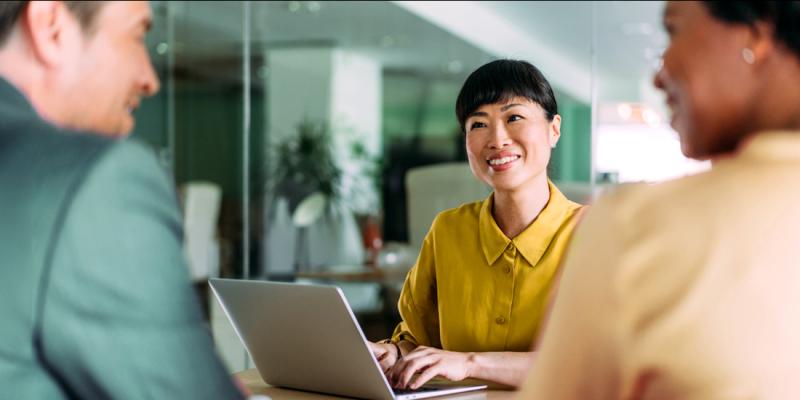 Un employé de bureau aide un couple à faire son choix de crédit