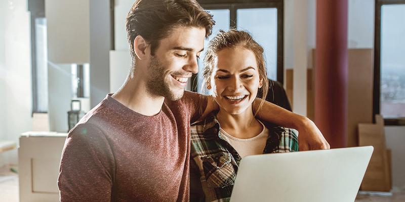 Un jeune couple entre deux travaux de rénovation