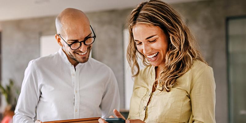 Un couple d'entrepreneurs examine leurs dépenses professionnelles