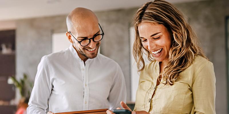 Un couple d'entrepreneurs examine leurs dépenses professionnelles