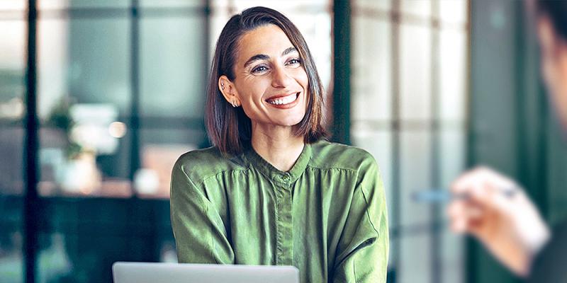Une femme d'affaires satisfaite discutant au bureau