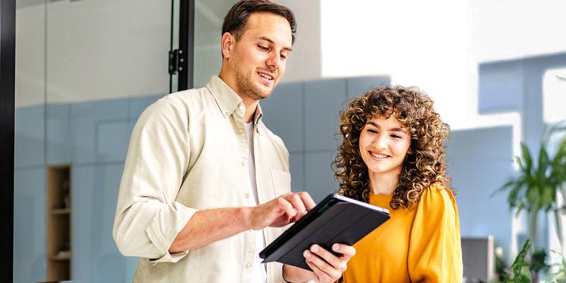 Un jeune couple vérifie ses dépenses sur une tablette
