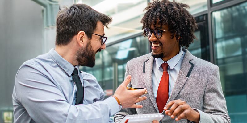 2 zakenmannen bespreken vrolijk hun bedrijfszaken